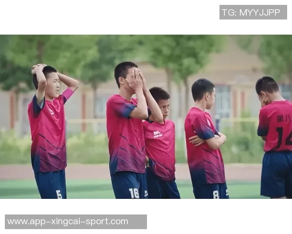 热爱足球的少年正在努力学习技巧与团队合作精神的成长之路 热爱足球的少年正在努力学习技巧与团队合作精神的成长之路